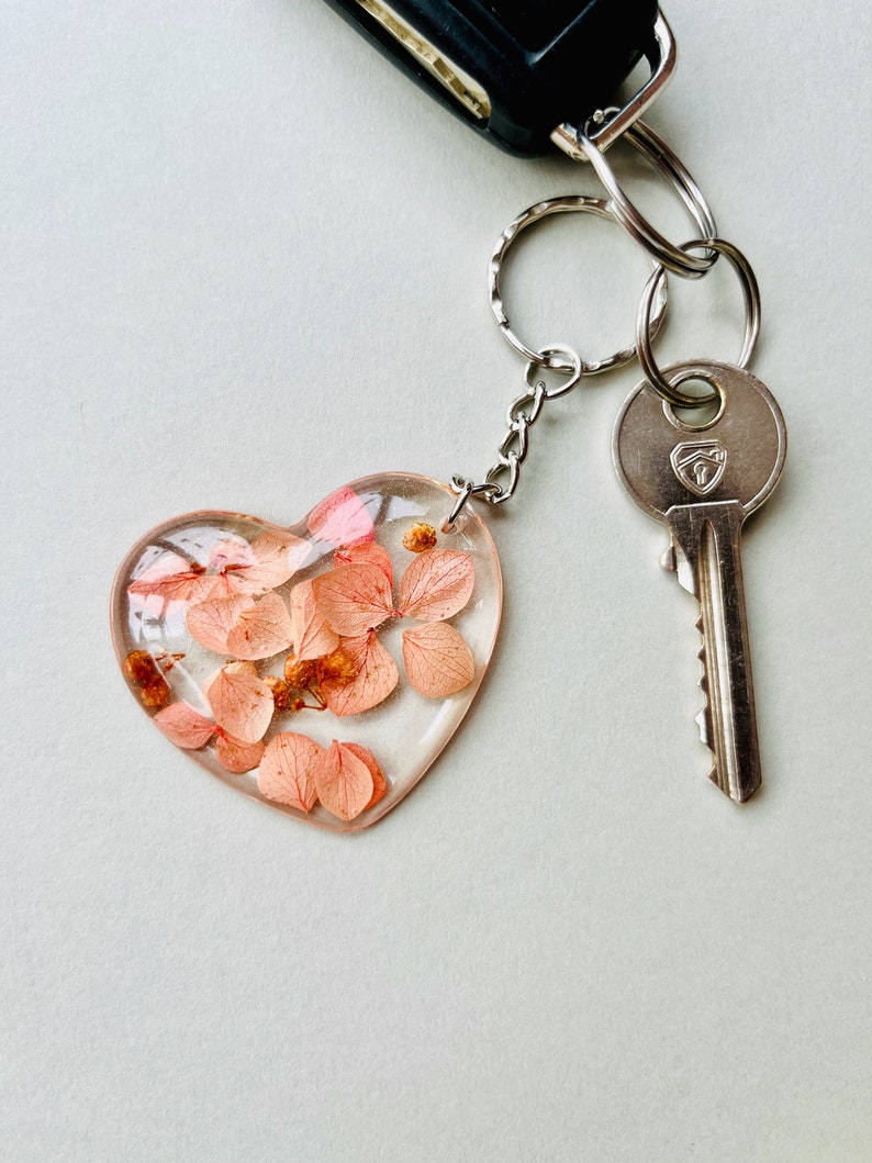 Peach Hydrangea Heart Keyring, Floral Keychain, Real Dried Flowers, Pink Butterfly Flower Gift, Thoughtful Gift, Heart Gift, Romantic Gift image 3