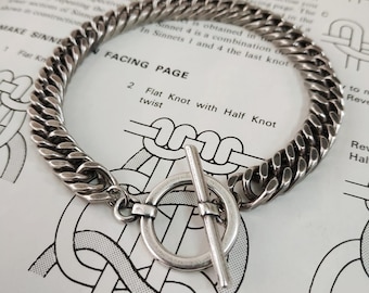 Bracciale massiccio in argento con chiusura a moschettone.