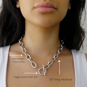 Puede incluir: Collar de cadena de plata con cierre de palanca. La cadena est&aacute; hecha de eslabones huecos ligeros y tiene 19 pulgadas de largo. El cierre de palanca tiene un di&aacute;metro de 0,8 pulgadas.