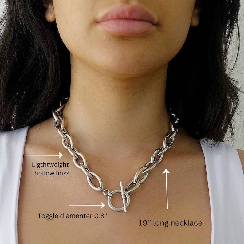Puede incluir: Collar de cadena de plata con cierre de palanca. La cadena est&aacute; hecha de eslabones huecos ligeros y tiene 19 pulgadas de largo. El cierre de palanca tiene un di&aacute;metro de 0,8 pulgadas.