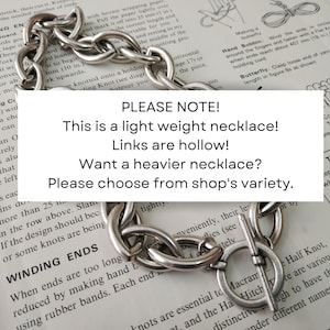 Puede incluir: Un collar de cadena de plata con un cierre de palanca. El collar est&aacute; hecho de eslabones huecos. El texto "PLEASE NOTE! This is a light weight necklace! Links are hollow! Want a heavier necklace? Please choose from shop's variety." est&aacute; impreso en una p&aacute;gina detr&aacute;s del collar.