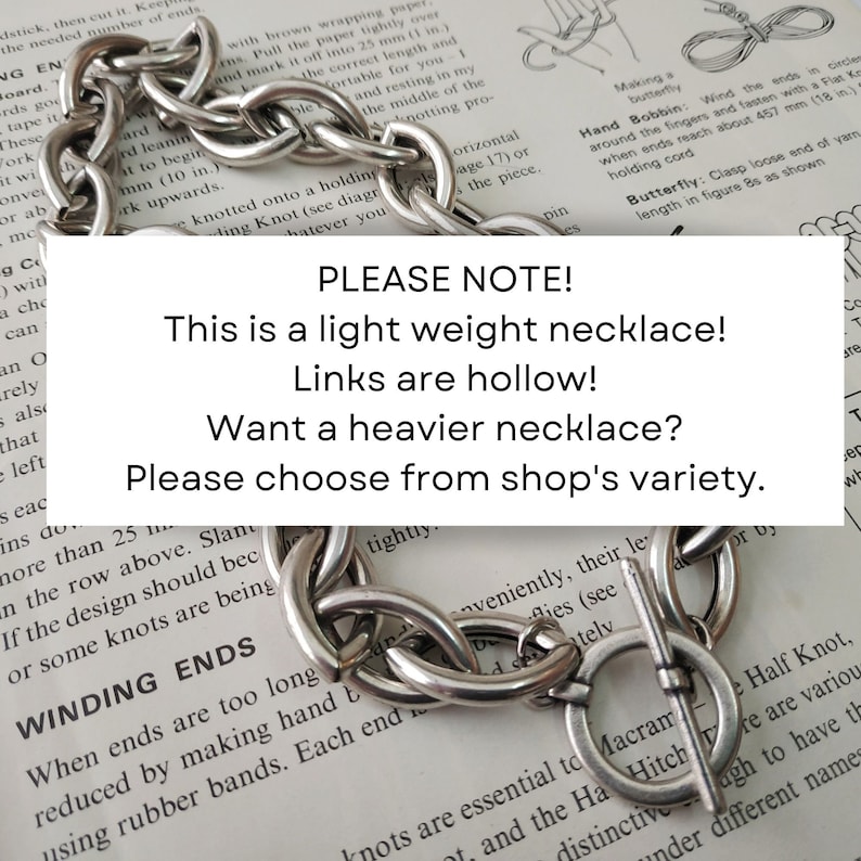 Puede incluir: Un collar de cadena de plata con un cierre de palanca. El collar est&aacute; hecho de eslabones huecos. El texto "PLEASE NOTE! This is a light weight necklace! Links are hollow! Want a heavier necklace? Please choose from shop's variety." est&aacute; impreso en una p&aacute;gina detr&aacute;s del collar.