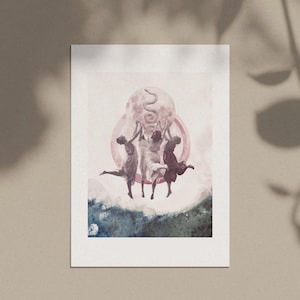 Könnte beinhalten: Kunstdruck mit einer Collage von drei Figuren in fließenden Kleidern, die Arme zu einem großen, blassrosa Mond mit Schlangenmuster erhoben. Die Figuren stehen über einer aquarellartigen blau-grünen Basis.
