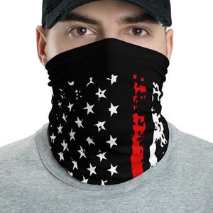 Può includere: Una maschera facciale nera con un design a bandiera americana bianca e rossa. La bandiera ha una striscia rossa al centro con stelle bianche su sfondo nero.