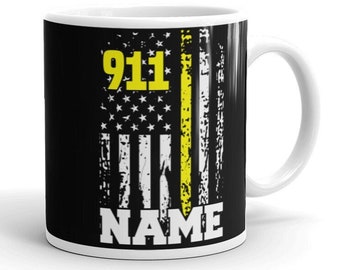 Dispatcher Tasse Name Personalisierte 911 Distressed USA Flagge Dispatcher Geschenk Dünne gelbe Linie Kaffeetasse USA Flagge Individuelle Dispatcher Geschenk