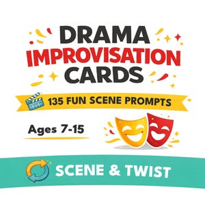 Może przedstawiać: Na białym tle widnieje napis "DRAMA IMPROVISATION CARDS" w kolorze czarnym i czerwonym. Obraz zawiera ikonę klapsa filmowego, tekst "135 FUN SCENE PROMPTS" oraz "Ages 7-15". Obecne są również dwie maski teatralne oraz słowa "SCENE & TWIST".