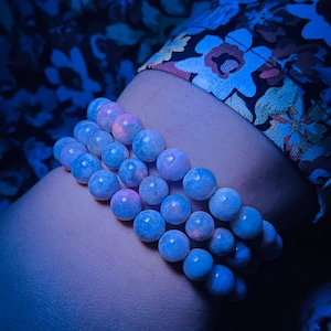 Bracciale elasticizzato Hackmanite pietra naturale pietra curativa reattiva alla luce UV sodalite rara