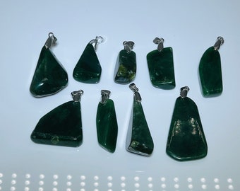 Ciondolo in giada nefrite forma libera placcato argento pietra naturale chakra pietra curativa