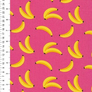 Puede incluir: Una tela rosa con un patr&oacute;n repetido de pl&aacute;tanos amarillos. Los pl&aacute;tanos est&aacute;n dispuestos en un patr&oacute;n escalonado, con algunos pl&aacute;tanos superpuestos.