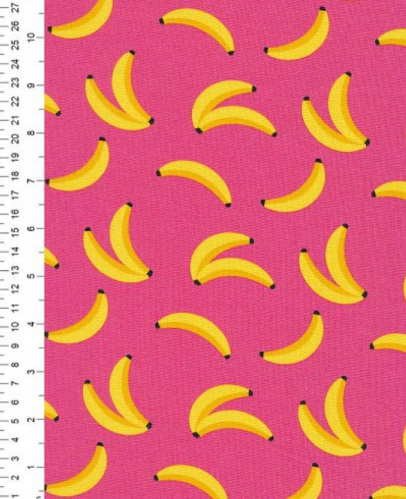 Puede incluir: Una tela rosa con un patr&oacute;n repetido de pl&aacute;tanos amarillos. Los pl&aacute;tanos est&aacute;n dispuestos en un patr&oacute;n escalonado, con algunos pl&aacute;tanos superpuestos.