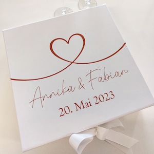 Geschenkbox Hochzeit mit Herz & Schleife personalisierte Box mit Brautpaar Namen und Datum Hochzeitsgeschenk zum selbst befüllen Kiste Bild 3