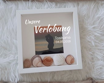 Aufkleber -Unsere Verlobung für Bilderrahmen Heiratsantrag Erinnerung Schriftzug personalisierbar mit verschiedenen tolle Sprüche und Farben