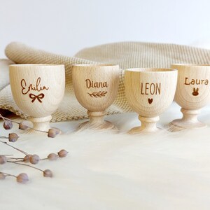 Eierbecher Kelch mit Name Symbol Personalisierter Eierbecher zu Ostern Holz Geschenk Frühstücks Becher Natur Holz gedrechselt Bild 2