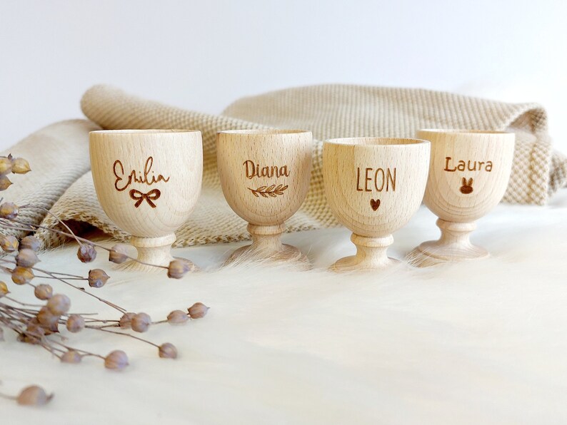 Eierbecher Kelch mit Name Symbol Personalisierter Eierbecher zu Ostern Holz Geschenk Frühstücks Becher Natur Holz gedrechselt Bild 2