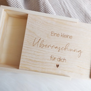 Holzbox mit Wusch-Gravur Überraschungskiste Holzkiste zum selbst Befüllen Geschenkbox mit Holzwolle Schiebedeckel Personalisierung image 3