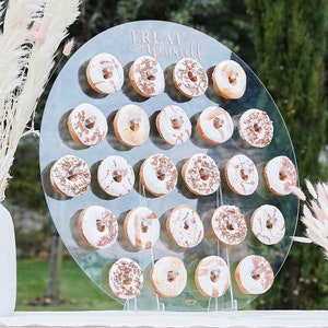 Acryl Donut Wall Aufsteller " TREAT yourself" Donut Wand im Acryl-Look | Donut-Wall zur Hochzeit | Donut Ständer Transparent für 24 Donuts