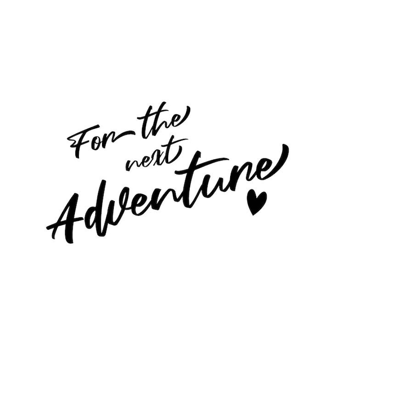 Peut inclure: Texte calligraphi&eacute; en noir et blanc qui dit "For the next Adventure" avec un petit symbole de c&oelig;ur.