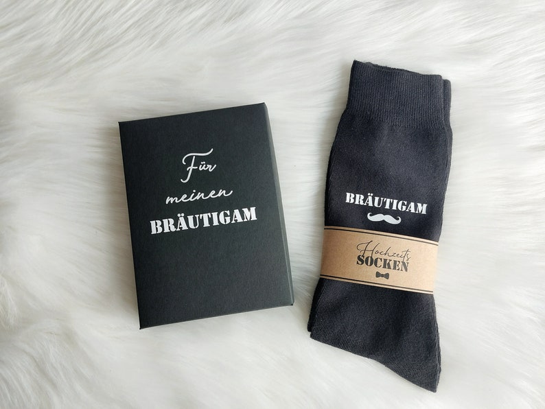 Bräutigam Socken mit Geschenkbox Für meinen Bräutigam gegen kalte Füße Hochzeitssocken Box mit Personalisierung Herrensocken Anzug imagen 2