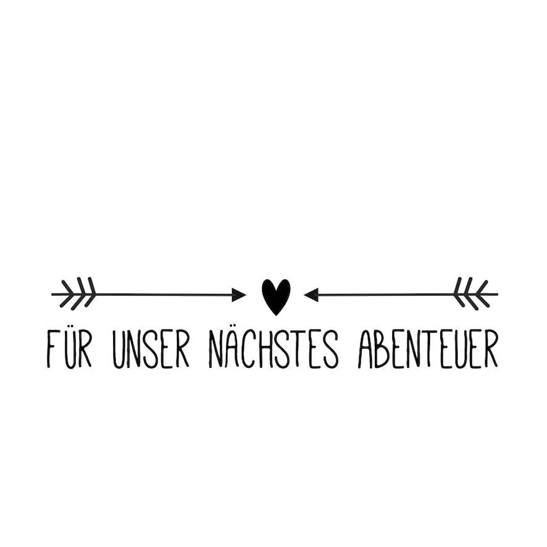 Peut inclure: Graphique noir et blanc avec deux fl&egrave;ches pointant vers l'ext&eacute;rieur, un c&oelig;ur au milieu et le texte "F&Uuml;R UNSER N&Auml;CHSTES ABENTEUER".