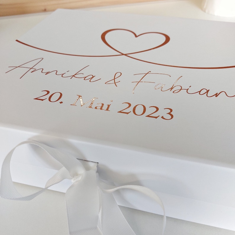 Geschenkbox Hochzeit mit Herz & Schleife personalisierte Box mit Brautpaar Namen und Datum Hochzeitsgeschenk zum selbst befüllen Kiste Bild 8