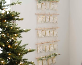 Stoff Adventskalender mit Winterranke | personalisiertem Weihnachts Holz Schild | Zum selbst Befüllen | 24 weiße Baumwoll Taschen 10x8cm