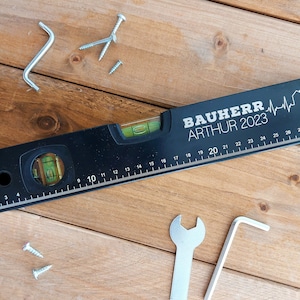 Wasserwaage Bauherr | 30cm Länge mit cm-Skalierung + 2 Libellen | Bauherrin 6 Designs - Hausbauer Bauvorhaben Maurerwaage mit Wunschname