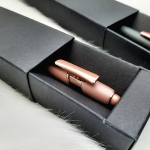 Kugelschreiber mit Name & Geschenkverpackung, Schreibset für Hochzeitspaar, Vertrag, Stift personaisliert in Metall / Rosegold graviert Bild 9