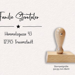 Könnte beinhalten: Ein selbsttinte­nder Stempel aus Holz mit einem schwarzen Stempelkissen. Der Stempel zeigt den Text "Familie Sterntaler" mit einem Stern und der Adresse "Himmelsgasse 43, 12345 Traumstadt". Der Stempel ist 50x35 mm (BxH) groß.