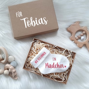 Babysocke mit Überraschungsbox - Baby-Geschlecht Verkündung - Wir bekommen einen Jungen / Mädchen / Zwillinge verschiedene Texte und Designs