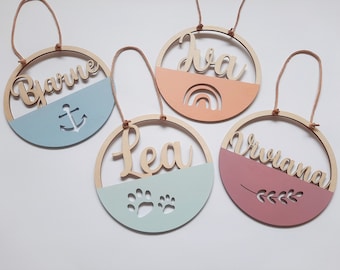 Namensschild Bunt mit Motive aus Holz - Name ausgestanzt Farbig - Rund Größe 15 or 20 cm - personalisiertes Schild mit Wunschname Holzgravur