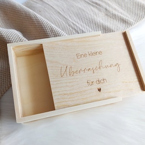 Holzbox mit Wusch-Gravur Überraschungskiste Holzkiste zum selbst Befüllen Geschenkbox mit Holzwolle Schiebedeckel Personalisierung image 2