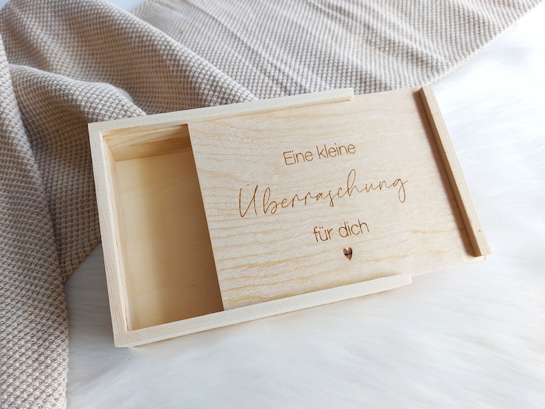 Holzbox mit Wusch-Gravur Überraschungskiste Holzkiste zum selbst Befüllen Geschenkbox mit Holzwolle Schiebedeckel Personalisierung image 2