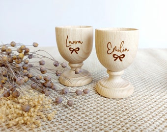 Eierbecher Kelch mit Name + Symbol | Personalisierter Eierbecher zu Ostern | Holz Geschenk | Frühstücks Becher | Natur Holz gedrechselt