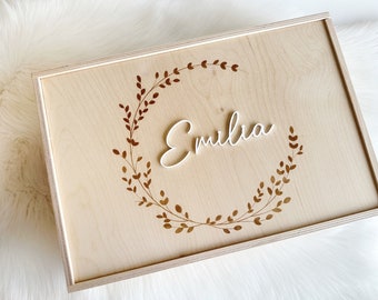 Erinnerungskiste mit Kranz Gravur + 3D Namen | Erinnerungsbox zur Geburt / Baby | Personalisierte Holzkiste mit Schiebedeckel oder als Truhe