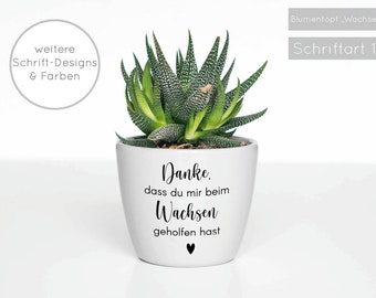 Könnte beinhalten: Ein weißer Keramiktopf mit dem Text "Danke, dass du mir beim Wachsen geholfen hast" in schwarzer Schrift. Der Topf hat ein kleines Herz am unteren Ende des Textes. Eine grüne Sukkulente wächst im Topf.