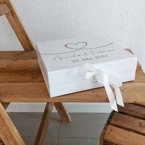 Geschenkbox Hochzeit mit Herz & Schleife personalisierte Box mit Brautpaar Namen und Datum Hochzeitsgeschenk zum selbst befüllen Kiste Bild 4