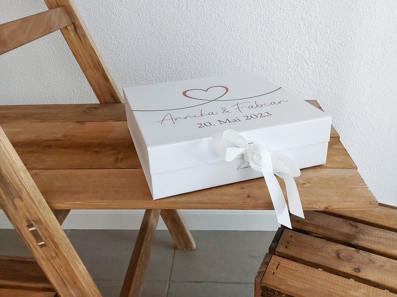 Geschenkbox Hochzeit mit Herz & Schleife personalisierte Box mit Brautpaar Namen und Datum Hochzeitsgeschenk zum selbst befüllen Kiste Bild 4