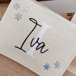 Nikolausstiefel Name & Initial Personalisiert Kamin Stiefel zum Aufhängen Weihnachtsstiefel mit Symbole für Weihnachtsgeschenke Name+Schnee(Silber)