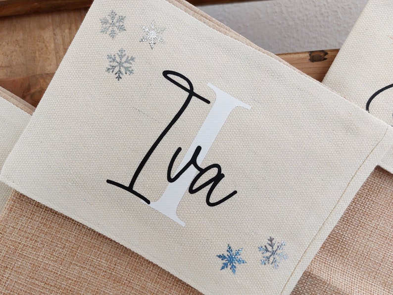 Nikolausstiefel Name & Initial Personalisiert Kamin Stiefel zum Aufhängen Weihnachtsstiefel mit Symbole für Weihnachtsgeschenke Name+Schnee(Silber)
