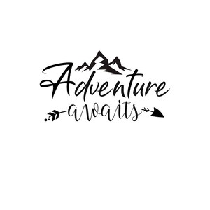 Peut inclure: Conception graphique en noir et blanc avec le texte "Adventure awaits" et une cha&icirc;ne de montagnes stylis&eacute;e au-dessus du texte. Une fl&egrave;che noire avec une queue de plume pointe vers la droite du texte.