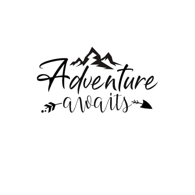 Peut inclure: Conception graphique en noir et blanc avec le texte "Adventure awaits" et une cha&icirc;ne de montagnes stylis&eacute;e au-dessus du texte. Une fl&egrave;che noire avec une queue de plume pointe vers la droite du texte.