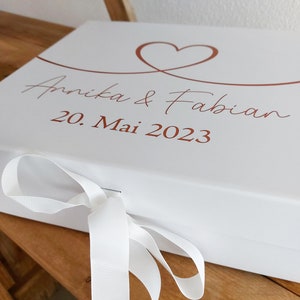 Geschenkbox Hochzeit mit Herz & Schleife personalisierte Box mit Brautpaar Namen und Datum Hochzeitsgeschenk zum selbst befüllen Kiste Bild 1