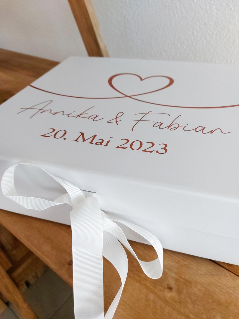 Geschenkbox Hochzeit mit Herz & Schleife personalisierte Box mit Brautpaar Namen und Datum Hochzeitsgeschenk zum selbst befüllen Kiste Bild 1