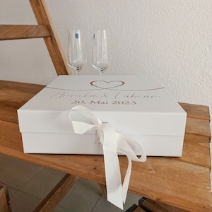 Geschenkbox Hochzeit mit Herz & Schleife personalisierte Box mit Brautpaar Namen und Datum Hochzeitsgeschenk zum selbst befüllen Kiste Bild 2