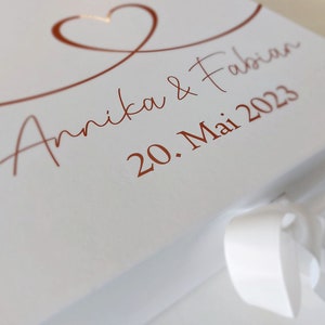 Geschenkbox Hochzeit mit Herz & Schleife personalisierte Box mit Brautpaar Namen und Datum Hochzeitsgeschenk zum selbst befüllen Kiste Bild 6