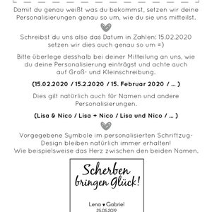 Peut inclure: Un graphique rose et gris avec le texte "Wir verwirklichen deinen Schriftzug genau nach deinen Vorgaben!"  Le texte ci-dessous indique "Damit du genau wei&szlig;t was du bekommst, setzen wir deine Personalisierungen genau so um, wie du sie uns mitteilst."  Le texte continue avec "Schreibst du uns also das Datum in Zahlen: 15.02.2020 setzen wir dies auch genau so um =)"  Le texte continue avec "Bitte &uuml;berlege desshalb bei deiner Mitteilung an uns, wie du deine Personalisierung eintr&auml;gst und achte auch auf Gro&szlig;- und Kleinschreibung. (15.02.2020 / 15.2.2020 / 15. Februar 2020 / ...)"  Le texte continue avec "Dies gilt nat&uuml;rlich auch f&uuml;r Namen und andere Personalisierungen. (Lisa & Nico / Lisa + Nico / Lisa und Nico / ...)"  Le texte continue avec "Vorgegebene Symbole im personalisierten Schriftzug-Design bleiben nat&uuml;rlich immer erhalten! Wie beispielsweise das Herz zwischen den beiden Namen."  Le texte continue avec "Scherben bringen Gl&uuml;ck!"  Le texte continue avec "Lena Gabriel 25.05.2019"  Le texte continue avec "Unsere personalisierten Designs dienen lediglich zur Inspiration f&uuml;r dich. Nat&uuml;rlich kann jeder Schriftzug individuell auf deine W&uuml;nsche abgestimmt werden. Schreib uns gerne an!"
