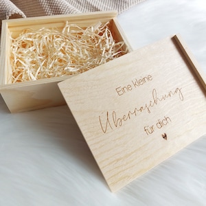 Holzbox mit Wusch-Gravur| Überraschungskiste | Holzkiste zum selbst Befüllen | Geschenkbox mit Holzwolle | Schiebedeckel Personalisierung