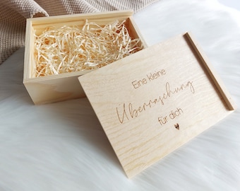 Holzbox mit Wusch-Gravur| Überraschungskiste | Holzkiste zum selbst Befüllen | Geschenkbox mit Holzwolle | Schiebedeckel Personalisierung