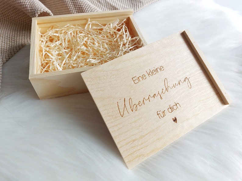 Holzbox mit Wusch-Gravur Überraschungskiste Holzkiste zum selbst Befüllen Geschenkbox mit Holzwolle Schiebedeckel Personalisierung image 1