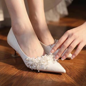 Ivory bridal kitten heels with floral lace decoration, elegant pointed toe wedding shoes, comfortable low heel pumps for bride, minimalist wedding footwear
